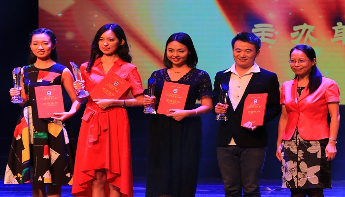 2016年海南大学"大学生年度人物"颁奖典礼举行