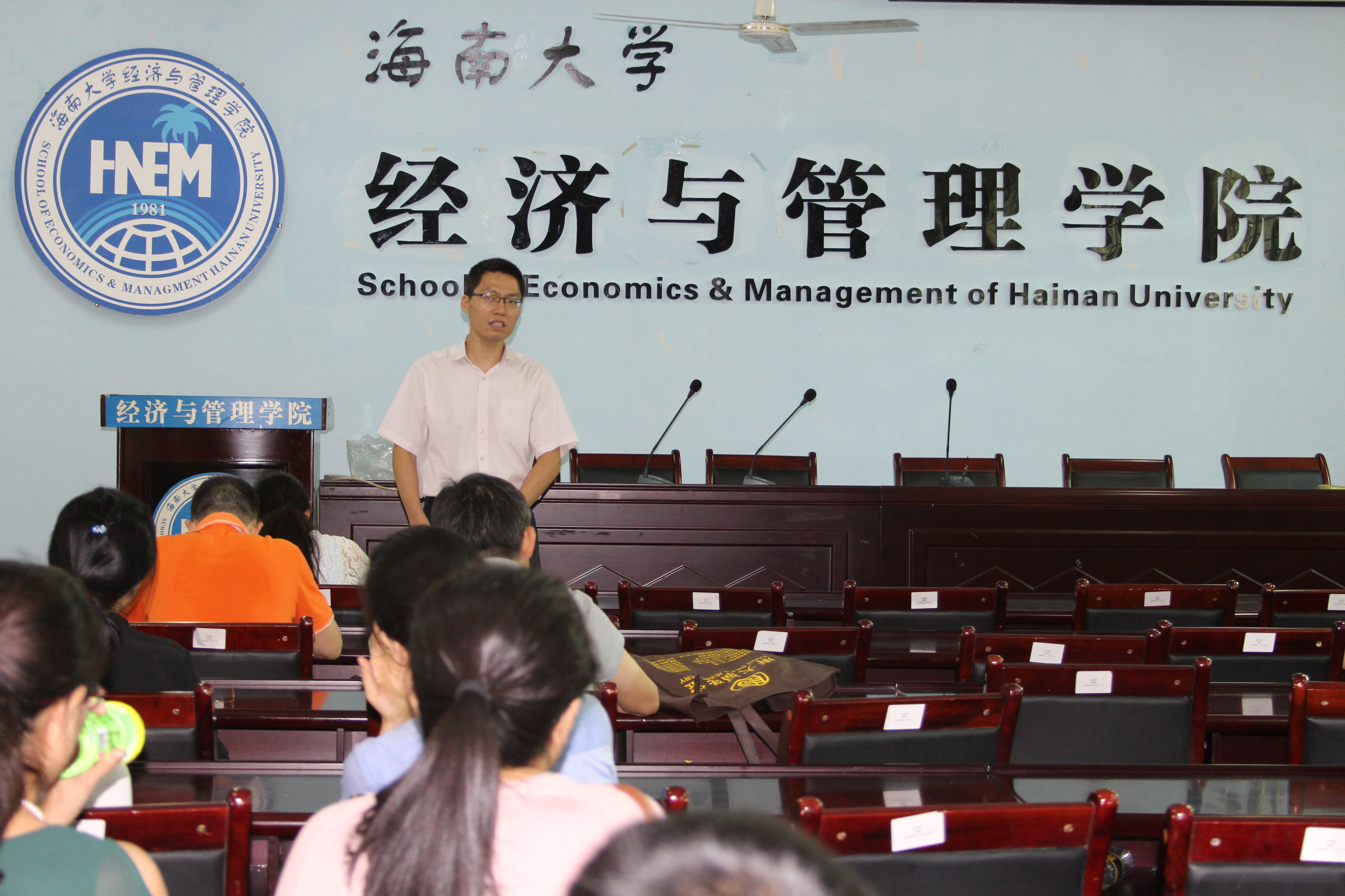 会上,周邦华副书记根据学校相关部署,强调暑期学生安全工作的重要性.